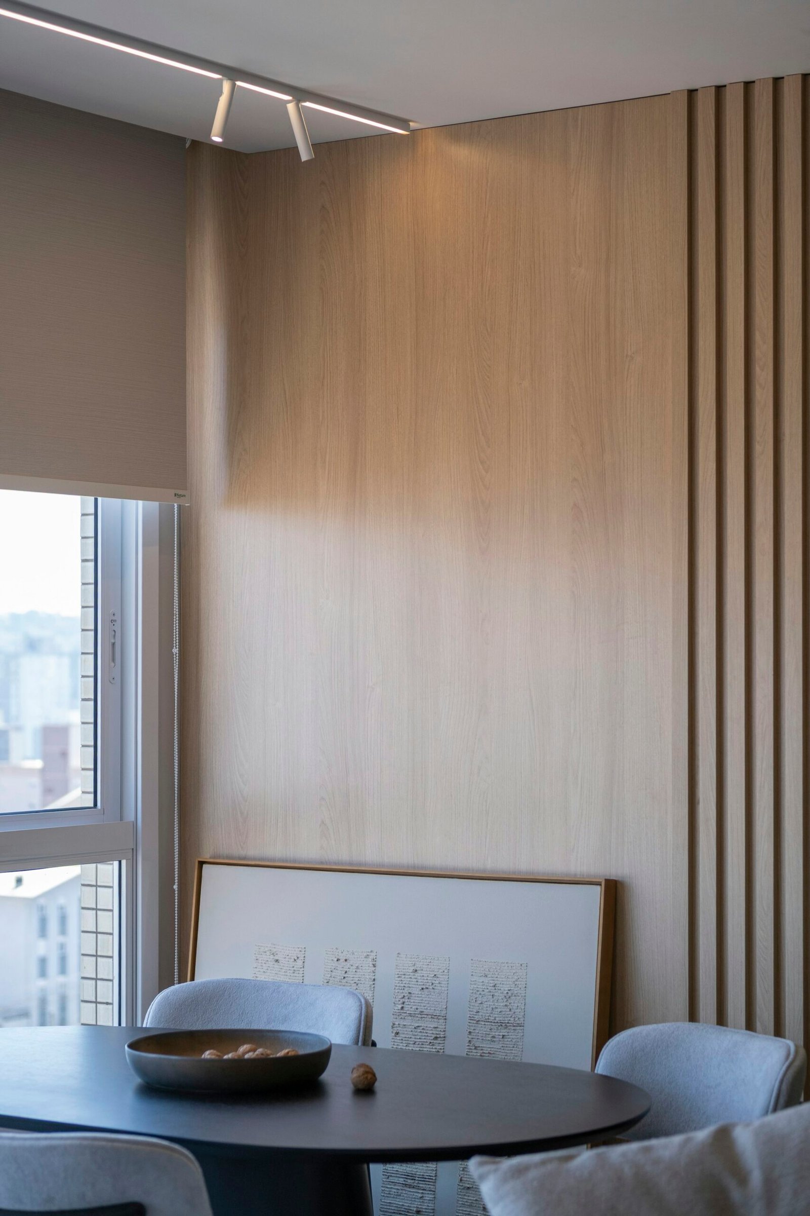 Hall de apartamento com painéis de madeira e luz natural